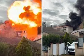 Vue d’un incendie sur le toit d’un immeuble à Igny, avec une explosion et un important panache de fumée.