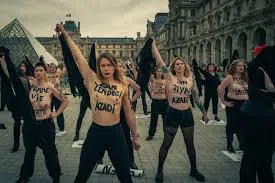 Des militantes Femen manifestent devant le Louvre à Paris pour dénoncer l’affaire Epstein et l’impunité des élites.