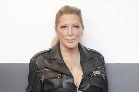 Portrait de Loana souriante lors d’une apparition publique.