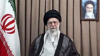 Ali Khamenei guide suprême Iran tué 28 février 2026 dans frappes américano-israéliennes sur Téhéran après 37 ans pouvoir depuis 1989 portrait officiel résidence bombardée 30 bombes