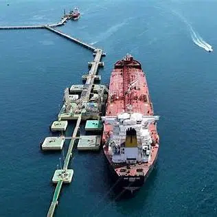 Un pétrolier navigue dans une zone liée au détroit d’Ormuz, passage stratégique pour le pétrole mondial.