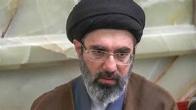 Portrait de Mojtaba Khamenei, nouveau Guide suprême d’Iran, lors d’une prise de parole.
