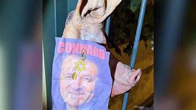 Une tête de porc est accrochée à un portail avec une affiche insultante visant Christian Estrosi et marquée d’une étoile de David.