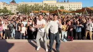 Rassemblement du Marrant Club place Bellecour à Lyon, avec des dizaines de participants réunis autour du mème “6-7”