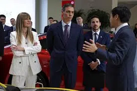 Photo de Begoña Gómez aux côtés de Pedro Sánchez lors d’un déplacement officiel en Espagne