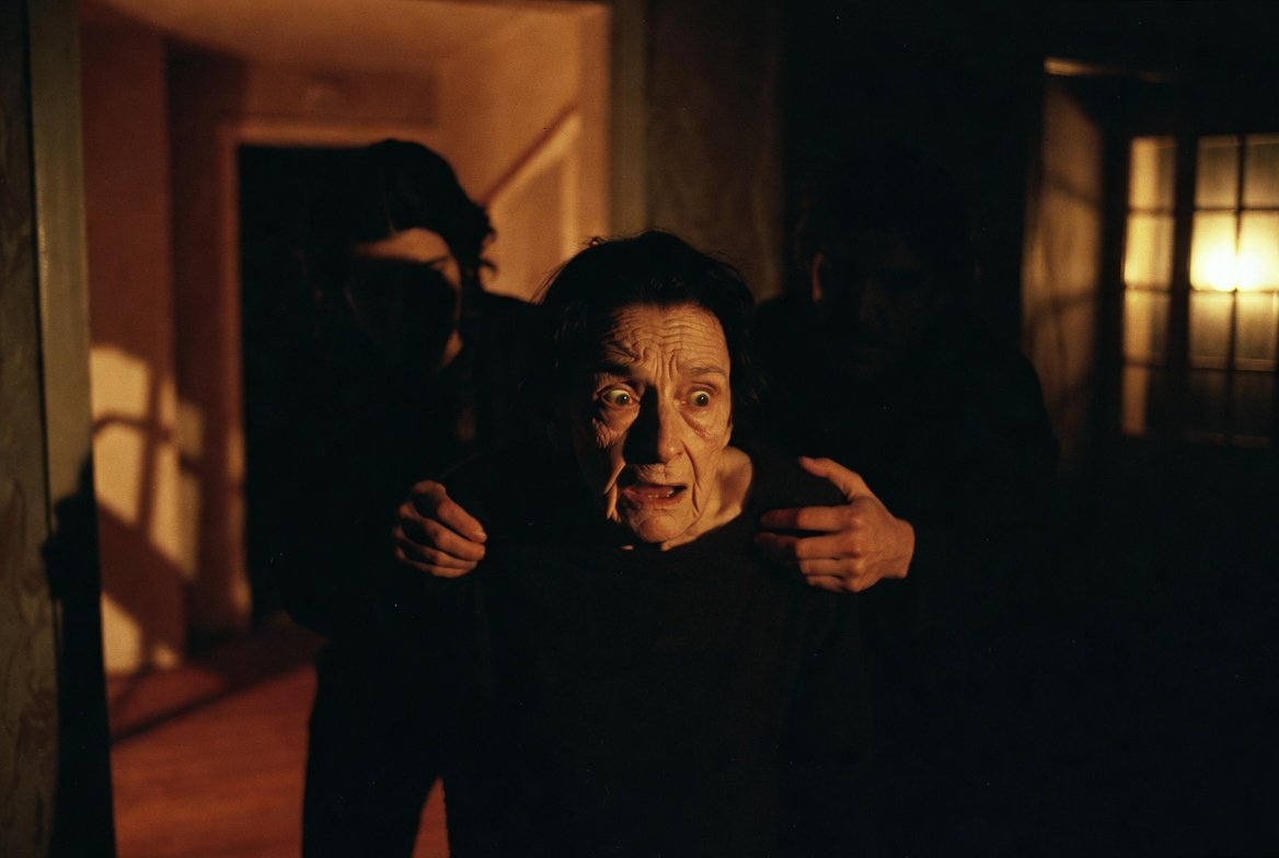 Une femme de 92 ans a été agressée et traînée à l’intérieur de son domicile à Aix-en-Provence. Les malfaiteurs lui ont volé ses bijoux.