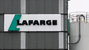Logo de Lafarge sur la façade d’un site industriel, pour illustrer le procès du groupe pour financement du terrorisme en Syrie