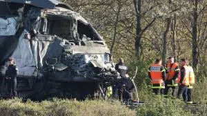 Équipes de secours près d’un convoi lourd endommagé après une collision ferroviaire dans le Pas-de-Calais