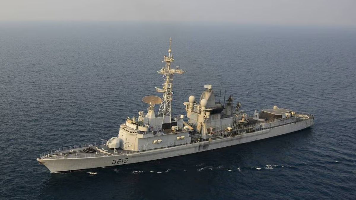 Vue aérienne d’un navire militaire en mer, identifiable par sa coque grise et son numéro D615.