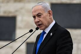 Benjamin Netanyahu s’exprime lors d’une prise de parole officielle devant un micro.