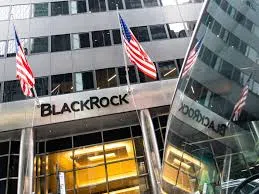 Façade d’un immeuble de BlackRock aux États-Unis, avec drapeaux américains, pour illustrer le virage du géant de la finance sur les questions de diversité et d’ESG