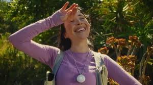 Une jeune femme porte le collier Friends – Un objet connecté qui écoute vos conversations et vous répond comme un véritable ami grâce à l’intelligence artificielle