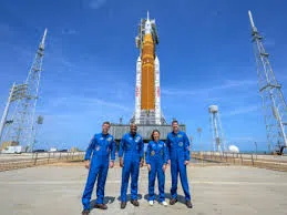 Les quatre astronautes de la mission Artemis II posent devant la fusée de la NASA sur son pas de tir