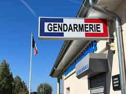 Façade d’une gendarmerie en France, pour illustrer le vol de matériel destiné à la gendarmerie nationale