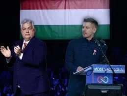 Photo de Viktor Orbán aux côtés de Péter Magyar lors d’une séquence politique en Hongrie, sur fond de drapeau hongrois