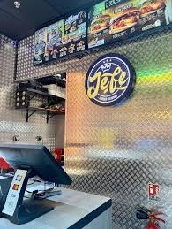 Intérieur du Jefe Burger de Belle Épines à Thiais – Le restaurant où le disque d’or de Ninho a été volé ce jeudi soir