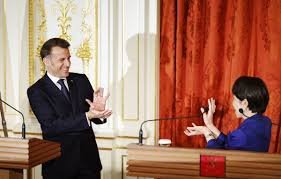 Emmanuel Macron échange avec une responsable japonaise lors d’une prise de parole officielle à Tokyo