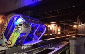 Ancienne rame du mini-métro SK immobilisée dans une station souterraine abandonnée à Noisy-le-Grand