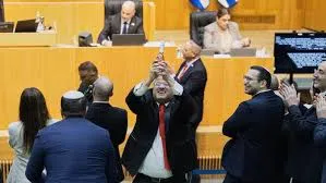 Députés israéliens applaudissent à la Knesset après un vote sur la peine de mort