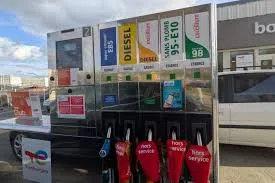 Pompes à carburant dans une station-service avec plusieurs indications hors service