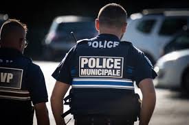 Deux policiers municipaux en uniforme, dont l’un porte un gilet d’équipement avec caméra et insigne Police.