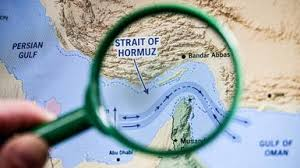 Carte du détroit d’Ormuz observée à travers une loupe, pour illustrer le rôle stratégique de ce passage maritime entre le golfe Persique et le golfe d’Oman