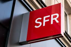 Logo SFR sur la façade d’un bâtiment, pour illustrer la possible vente de l’opérateur et ses conséquences pour les abonnés
