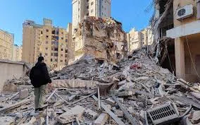 Immeuble détruit et gravats au Liban après des frappes, dans un quartier urbain fortement endommagé