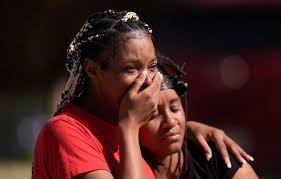 Créer une vidéo verticale 9:16, réaliste, sobre et institutionnelle, sur une tragédie familiale survenue aux États-Unis. Montrer une ville résidentielle, des véhicules officiels, des enquêteurs, une communauté sous le choc et une atmosphère de recueillement. Aucun élément violent ou explicite, aucun texte à l’écran. La voix off doit dire exactement : « Une tragédie familiale majeure a secoué la Louisiane. Les autorités enquêtent sur une affaire particulièrement lourde, qui a profondément marqué la communauté locale et relancé les interrogations autour des violences intrafamiliales. »