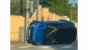 Véhicule couché sur le flanc après l’accident survenu à Saint-Priest après des coups de feu et une course-poursuite.