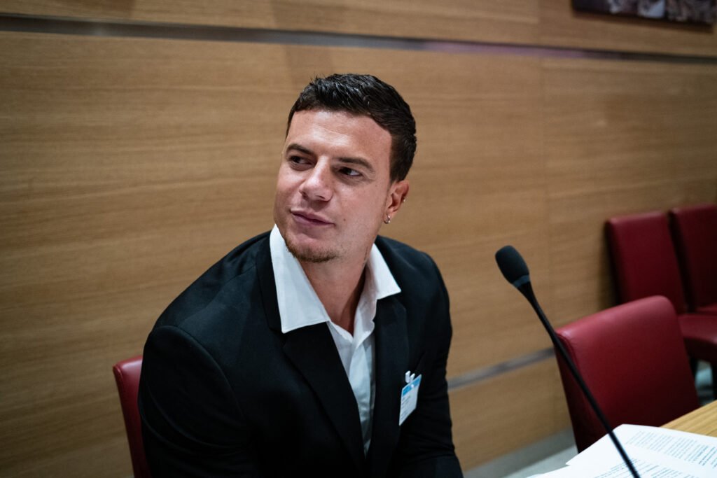 L’influenceur Ad Laurent lors d’une intervention publique, alors qu’une information judiciaire a été ouverte après des accusations de viol remontant à 2018.