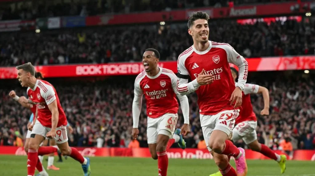 Joueurs d’Arsenal célébrant un but à l’Emirates Stadium lors de la saison du titre en Premier League.