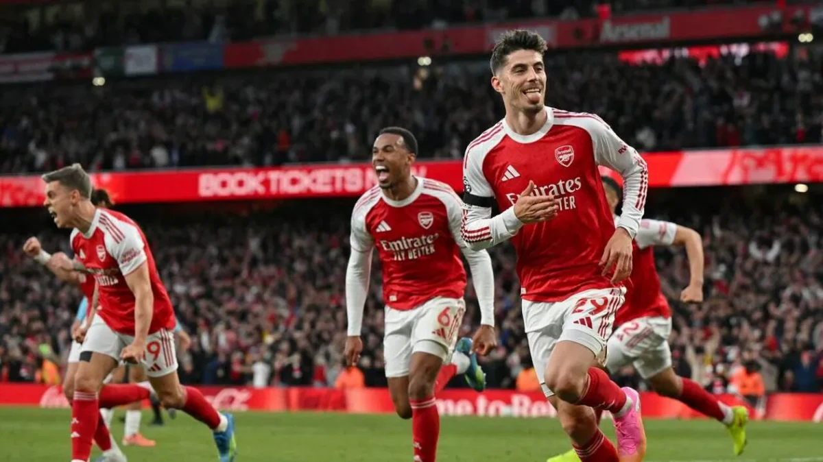 Joueurs d’Arsenal célébrant un but à l’Emirates Stadium lors de la saison du titre en Premier League.