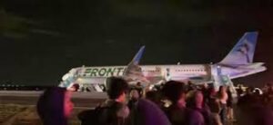 Un avion de Frontier Airlines percute un piéton au décollage : le vol évacué en urgence après un incendie moteur