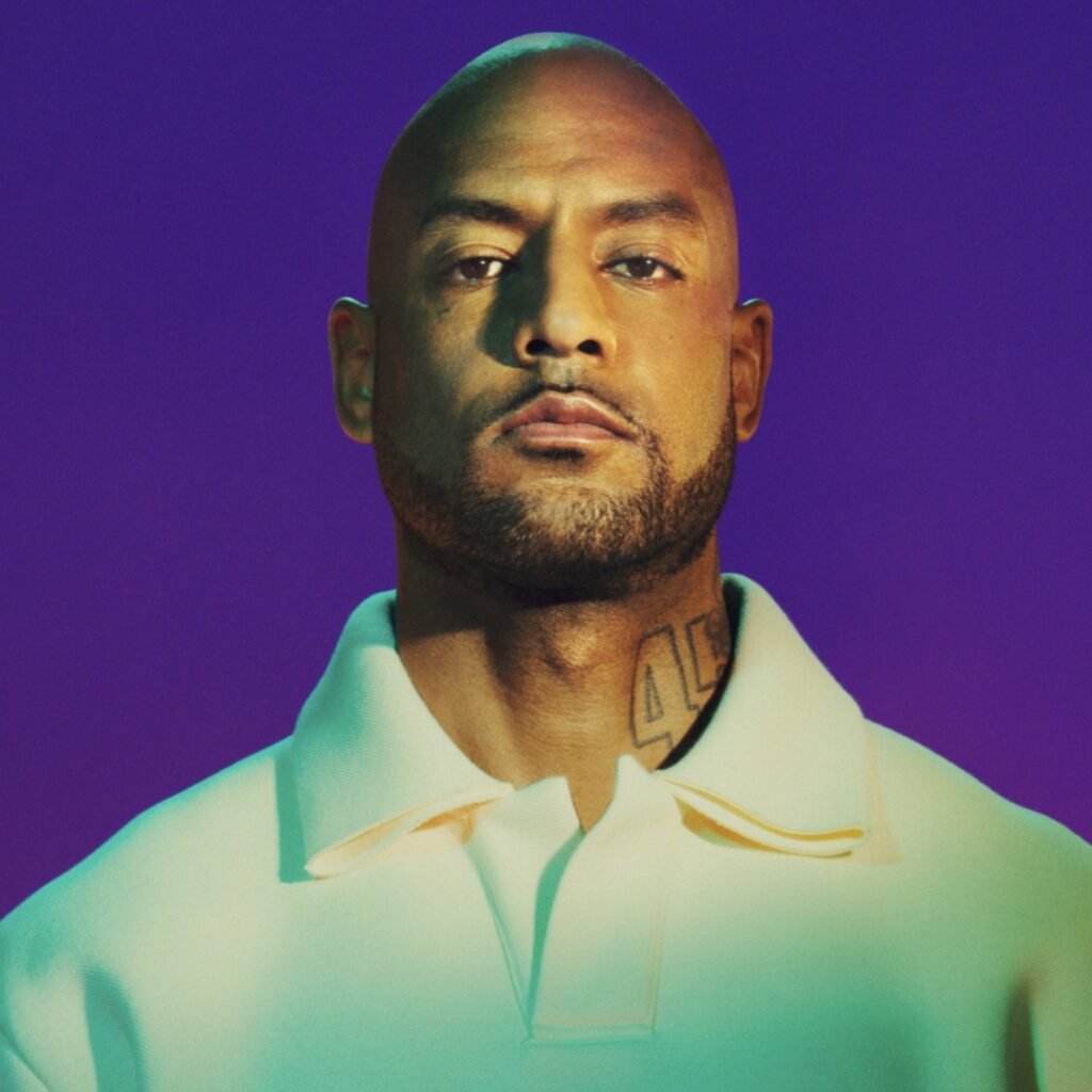 Portrait du rappeur Booba, de son vrai nom Élie Yaffa, sur fond violet, au cœur d’un important contentieux judiciaire portant sur plusieurs dizaines de millions d’euros d’actifs.