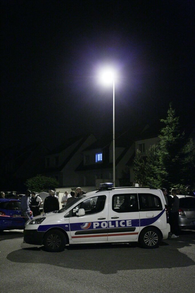Voiture de police de nuit après une agression à Boulogne