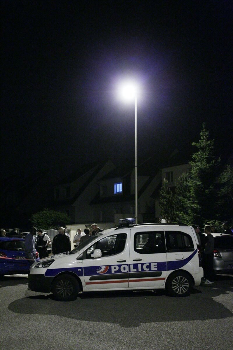 Voiture de police de nuit après une agression à Boulogne