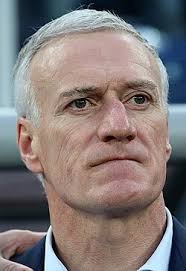 Didier Deschamps lors d’un match de l’équipe de France, avec une expression sérieuse en bord de terrain.