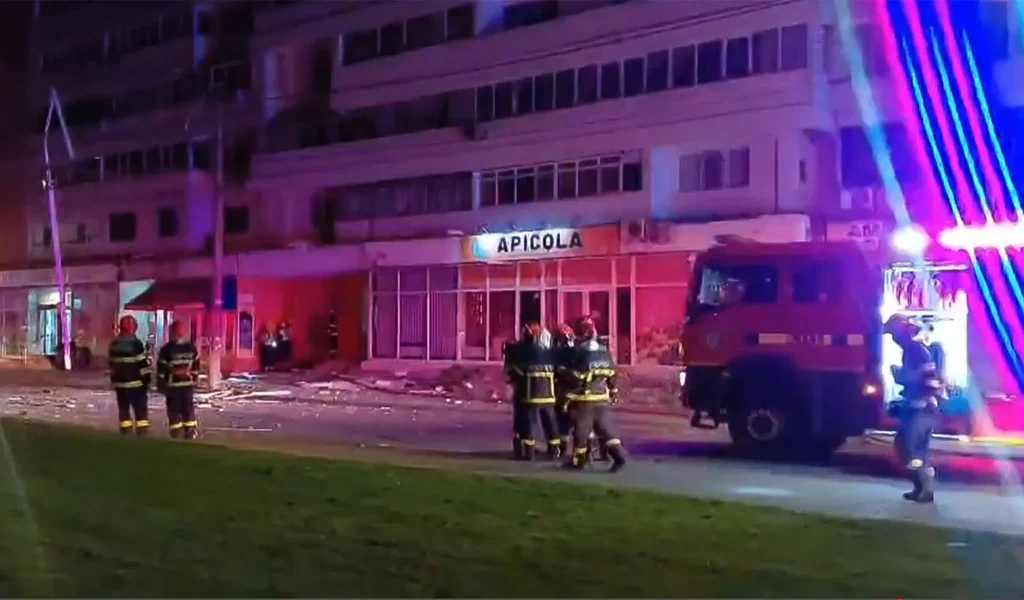 Pompiers et véhicules de secours déployés de nuit devant un immeuble endommagé à Galați, en Roumanie, après la chute d’un drone russe.