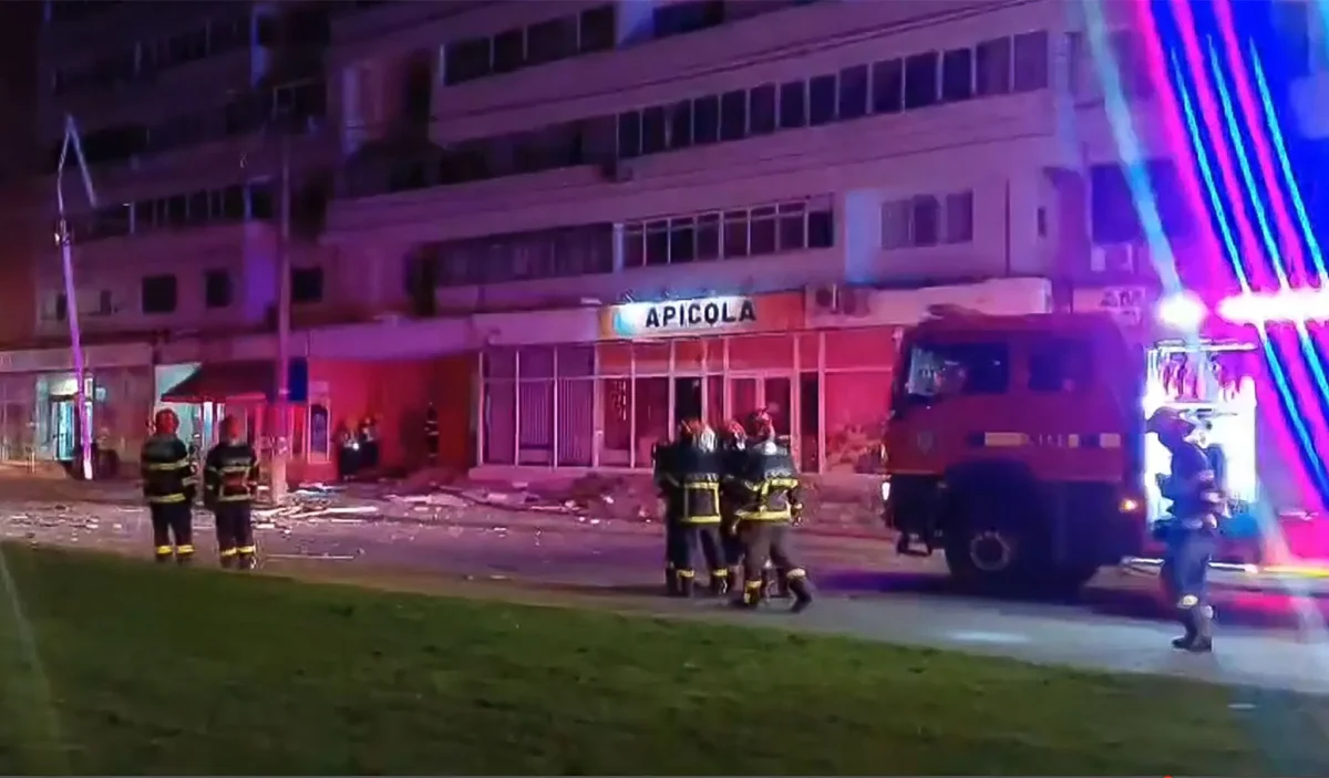 Pompiers et véhicules de secours déployés de nuit devant un immeuble endommagé à Galați, en Roumanie, après la chute d’un drone russe.