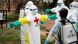 Équipes médicales équipées de combinaisons de protection intervenant lors d’une opération liée à l’épidémie d’Ebola.