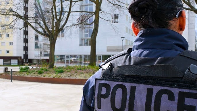 Policiers français déployés sur une scène d’intervention à Rennes, dans le cadre de l’enquête ouverte après la découverte du corps d’un enfant de 10 ans rue du Pont-des-Loges.
