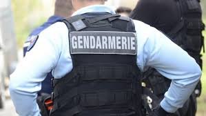 Gendarme français vu de dos portant un gilet marqué “Gendarmerie” lors d’une intervention.