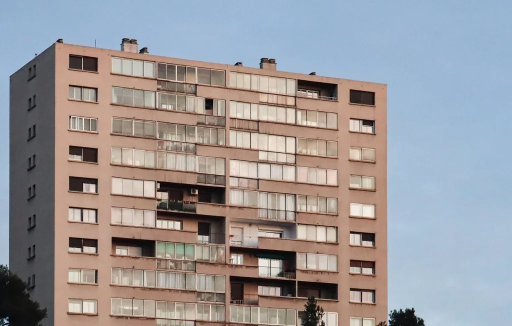 Immeuble de logements sociaux dans les Bouches-du-Rhône au cœur du débat sur les expulsions liées au narcotrafic.