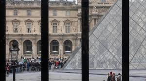 Vue de la pyramide du Louvre à Paris à travers une verrière, symbole du célèbre musée au cœur du futur film de Romain Gavras.