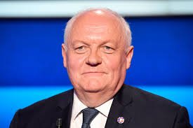 François Asselineau lors d’une intervention publique après son renvoi devant le tribunal correctionnel.