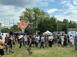 Rassemblement de type free party avec véhicules et système sonore en zone rurale