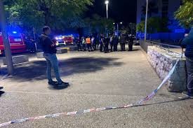 Présence policière et ruban de sécurité sur les lieux d’une fusillade à Nice durant la nuit, avec plusieurs agents mobilisés dans une rue éclairée.