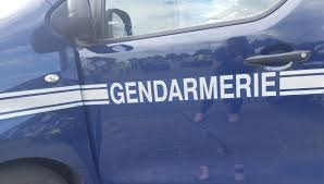 Véhicule de la gendarmerie après le vol de deux armes de service à Bordeaux.