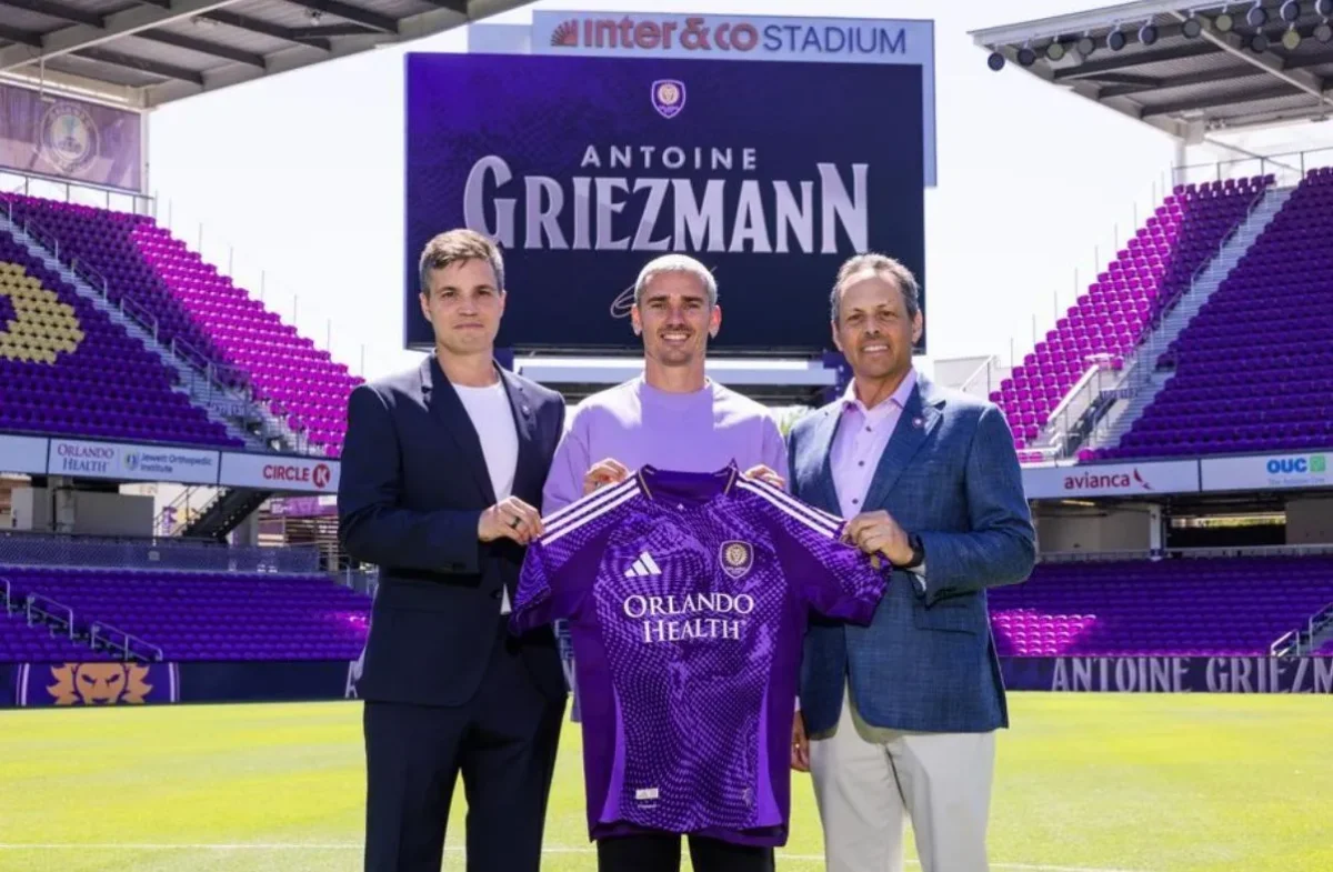 Antoine Griezmann posant dans un stade avec un maillot d’Orlando City lors d’une présentation aux États-Unis.